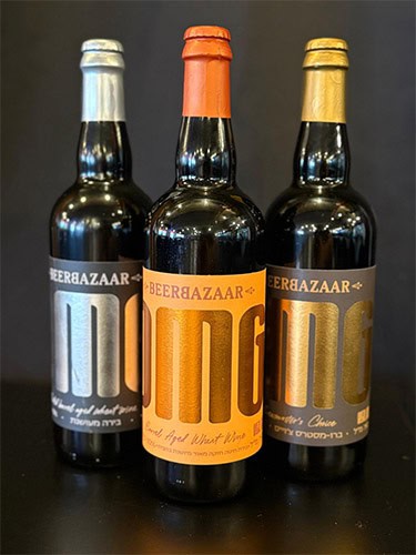 מדבקות בגלילים על בקבוקי בירה ממותגים